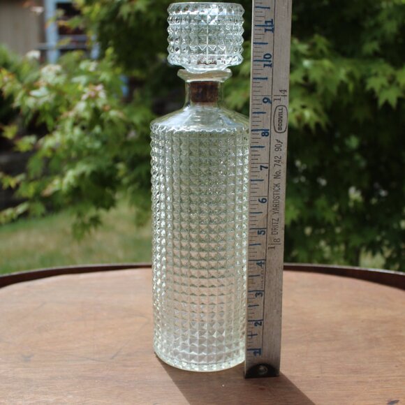 Vintage Diamond Point Glass Decanter โ Clear Pressed Glass with Stopper โ 11.75" - Picture 3 of 10